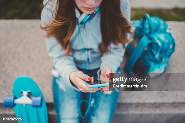 teenager süchtig nach smartphone - thema rauchen stock-fotos und bilder