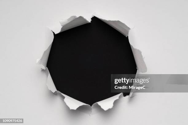 circle shape paper hole - tear face photos et images de collection