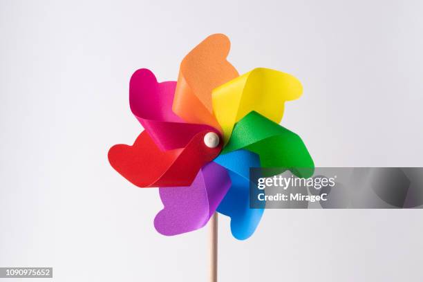 rainbow colored pinwheel toy - moinho de papel - fotografias e filmes do acervo