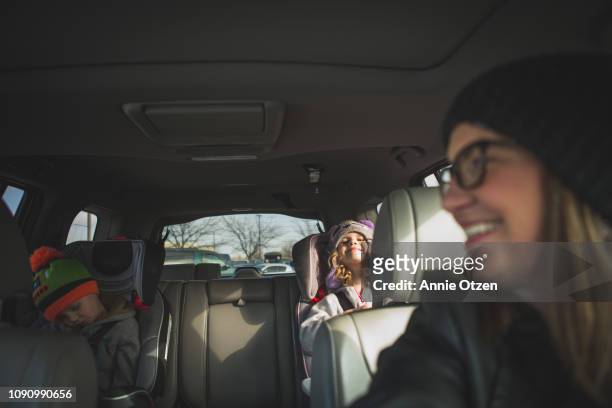 mom in car with two children - family inside car - fotografias e filmes do acervo