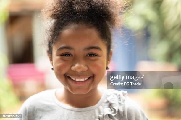 afro kind lachend portret - pardo stockfoto's en -beelden