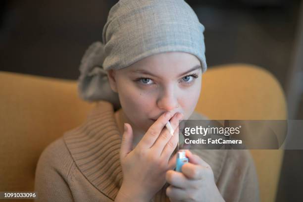 medizinische marihuana rauchen - glatze drogenabhängig stock-fotos und bilder