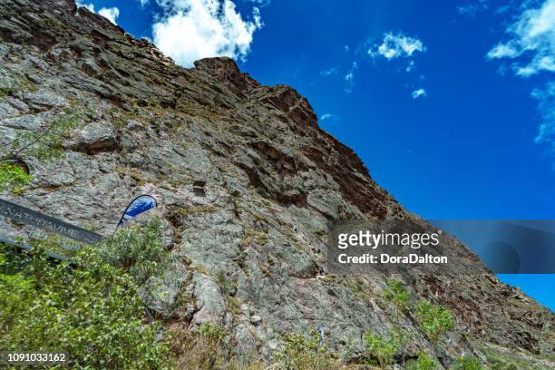 sky lodge hoog op rotsmassief van ollantaytambo - vilcabamba peru stockfoto's en -beelden