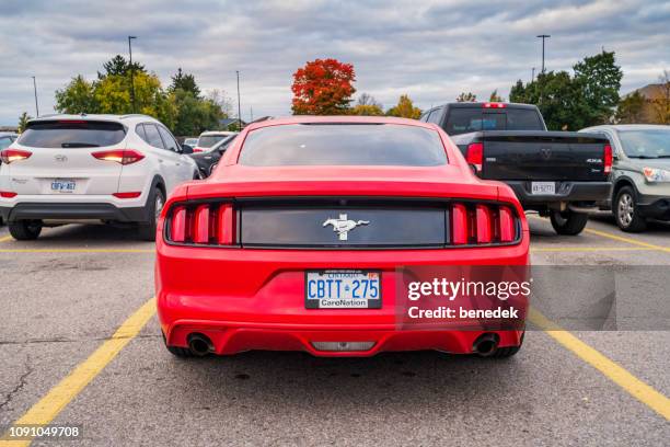 hinter einem roten ford mustang - ford mustang stock-fotos und bilder