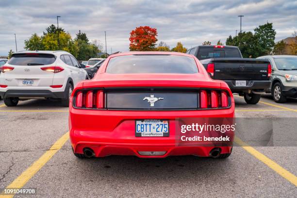 achterzijde van een rode ford mustang - license plate stockfoto's en -beelden