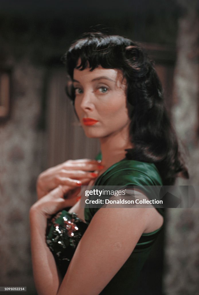 Actress Carolyn Jones poses for a photo circa 1958 in Los Angeles