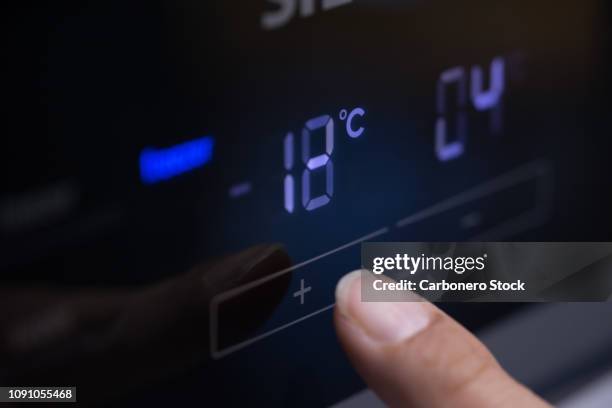 pressing fridge button - température photos et images de collection