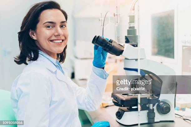 tecnico di laboratorio sorridente - stem cells human foto e immagini stock