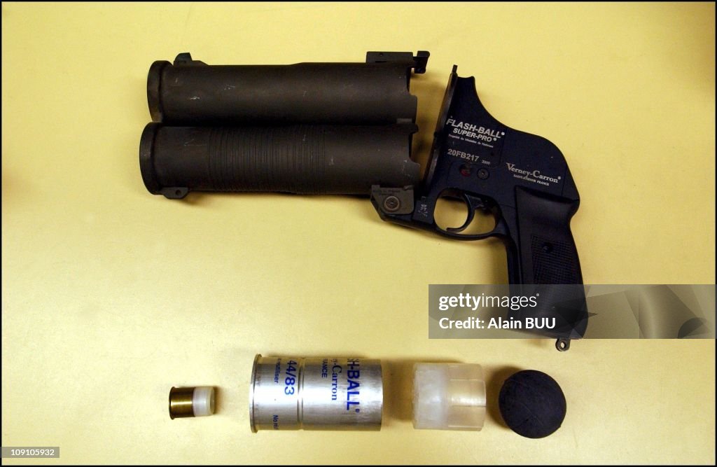 Police Train With Flash Ball Stun Guns, Their New Weapon, At The Photo  d'actualité - Getty Images