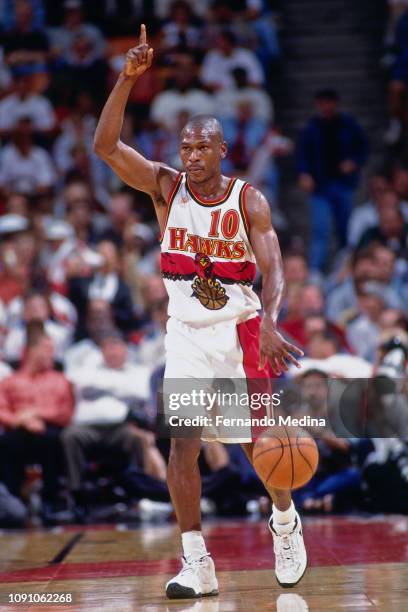 Mookie Blaylock of the Atlanta Hawks handles the ball against the Chicago Bulls on May 10, 1997 during Game Two of the NBA Eastern Conference...