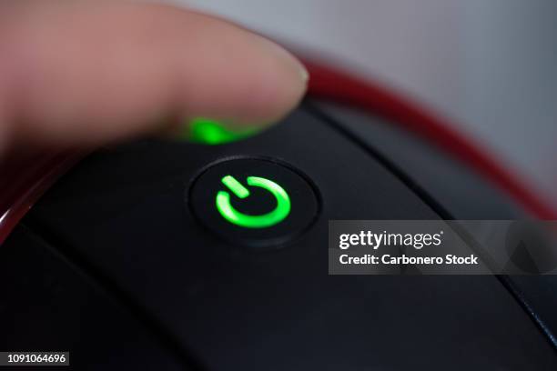 start button of a appliance - turning on or off stock-fotos und bilder