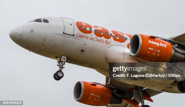 easyjet switzerland airbus a319-111 hb-jzw - airbus a319 111 stock pictures, royalty-free photos & images