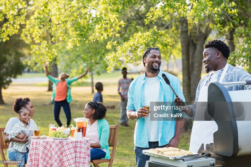Afrikanisch-amerikanischen Großfamilie mit Hinterhof Grillparty