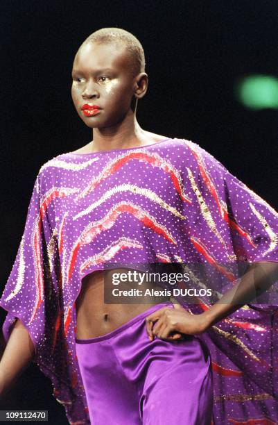 Autumn Winter 2001 Ready To Wear Fashion Show: Emanuel Ungaro In Paris, France. Alek Wek