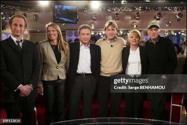 "Special Claude Francois" On Vivement Dimanche. On January 28, 2004 In Paris, France. Left To Right: Benoit Poelvoorde, Kathalyn Jones, Michel...