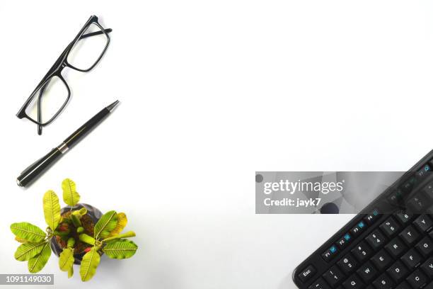 office desk - stift freisteller stock-fotos und bilder