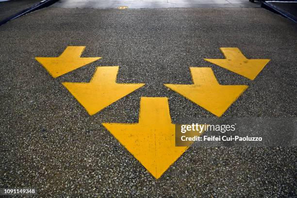 yellow arrow sign at downtown houston, texas, usa - five objects stockfoto's en -beelden