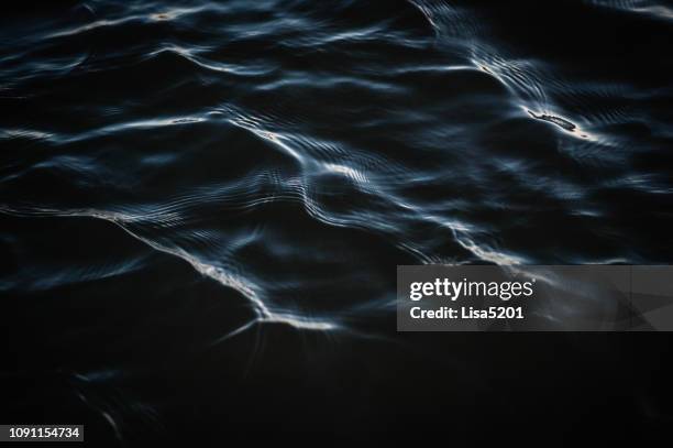 modèles dans la nature, les vagues sombres et eau - sombre photos et images de collection