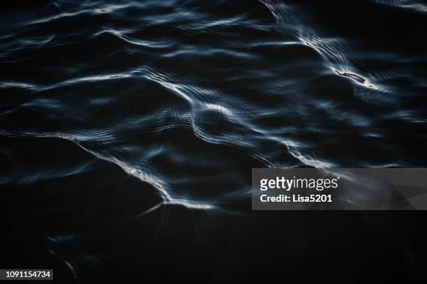 patronen in de natuur, donkere golven en water - dark ocean ripples stockfoto's en -beelden