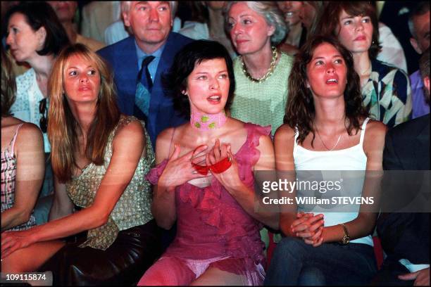 Celebrities Watching The Autumn Winter 2000 2001 Christian Dior Fashion Show On August 7Th, 2000 In Paris, France. Elle Mcpherson And Milla Jovovich.