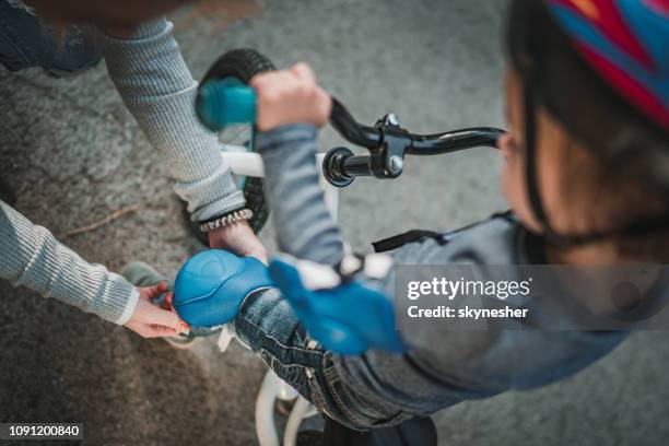 dit zal u veilig als je naar beneden vallen! - familie fietsen close up stockfoto's en -beelden