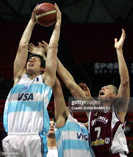 Nicolás Gianella de Argentina toma un rebote frente a Richard Lugo de Venezuela durante el partido por el tercer puesto del Campeonato Sudamericano...