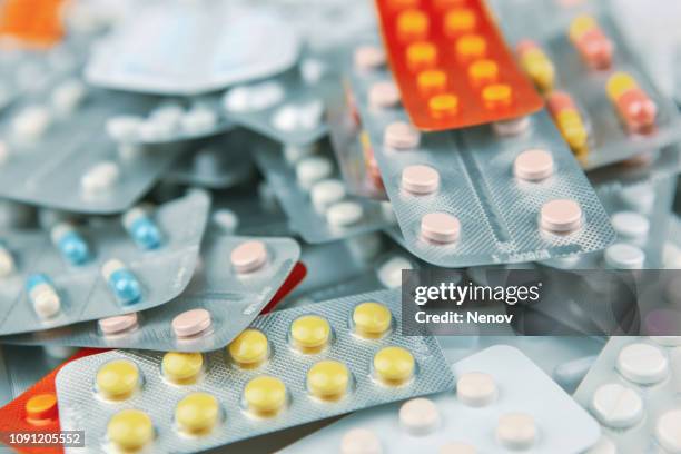 variety of pills and capsules, close-up. - birth control stockfoto's en -beelden