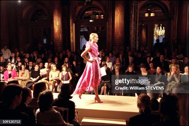 2001 Ysl Spring Yves Saint Laurent 2001 Photos and Premium High Res Pictures - Getty Images