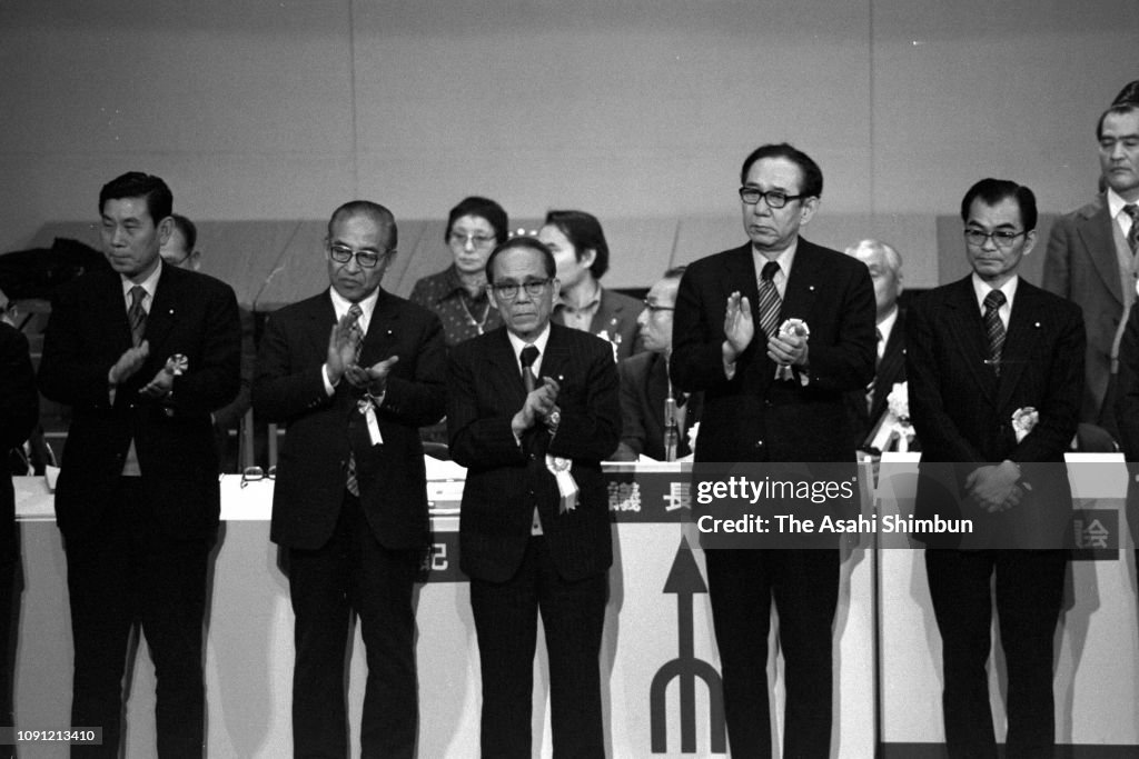 Japanese Socialist Party vice chairs Torao Takazawa, Yoshinori Yasui ...