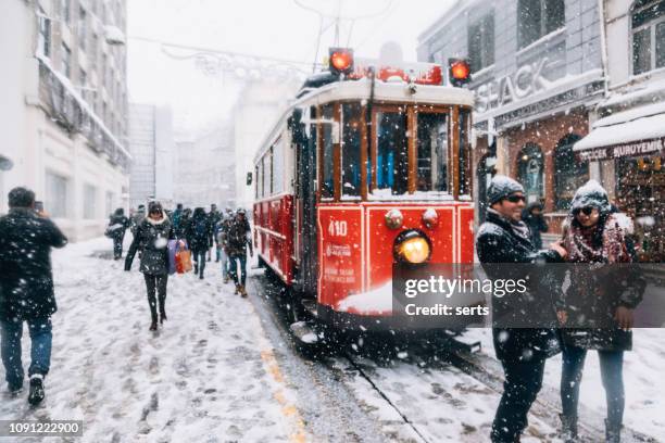 invierno en la calle istiklal, beyoglu, estambul. - nevar fotografías e imágenes de stock