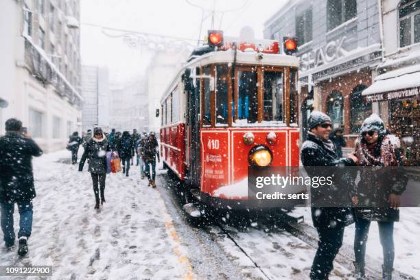 vinter i istiklal street, beyoglu, istanbul. - istanbul bildbanksfoton och bilder
