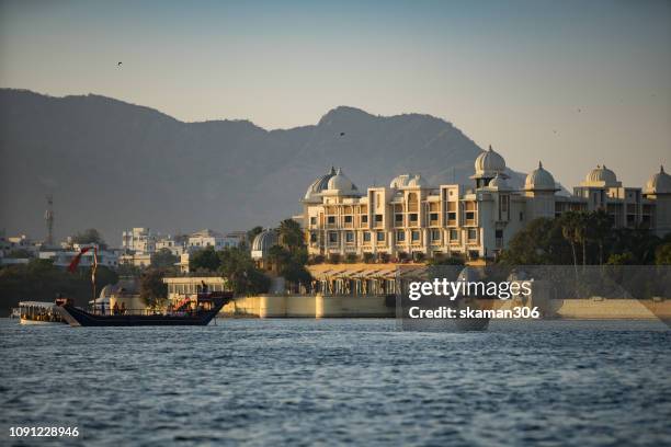 udaipur, rajasthan, india - 2018/december/26 tourist sigh seeing around pichola lake near udaipur palace udaipur india - udaipur stock pictures, royalty-free photos & images