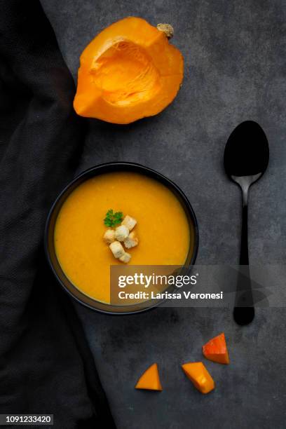 pumpkin soup with croutons and parsley - krutong bildbanksfoton och bilder