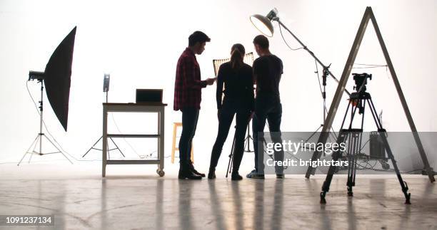 equipo de la película en el estudio - plató cine fotografías e imágenes de stock