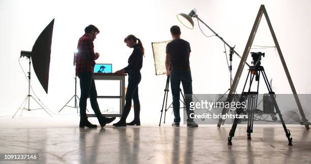 troupe cinematografica in studio - palcoscenico foto e immagini stock