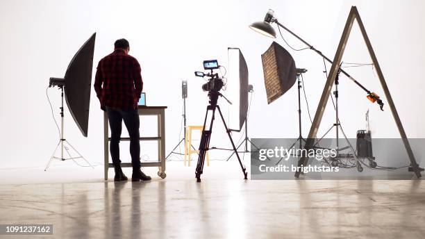 operador de cámara joven en el estudio - escenario cinematográfico fotografías e imágenes de stock