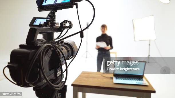 estudio de cine - television journalists fotografías e imágenes de stock