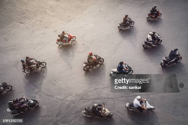 vue aérienne d’un trafic à hanoi, vietnam - adultes moto photos et images de collection