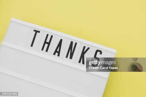 thanks message in lightbox.yellow background - bord bericht stockfoto's en -beelden