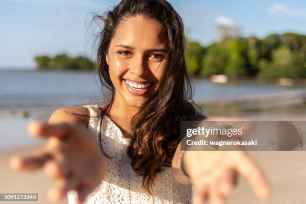 porträtt av ung brasiliansk kvinna på stranden. paraiso beach, mosqueiro - paratransit bildbanksfoton och bilder