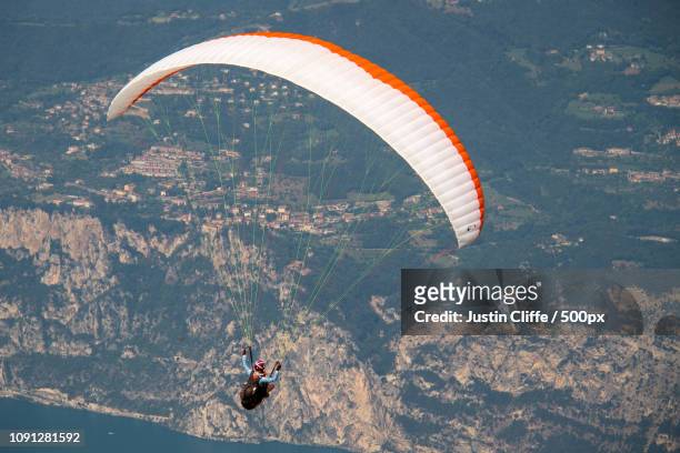 paraglider over lake garda, italy - justin cliffe stockfoto's en -beelden