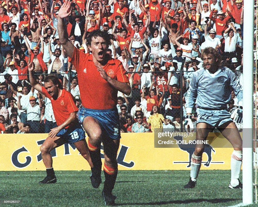 Spanish forward Emilio Butragueno (C) ce