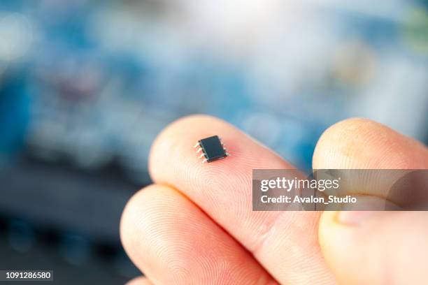 la viruta en el dedo de la electrónica - nanotecnología fotografías e imágenes de stock
