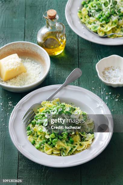 broccoli and basil pesto pasta salad with mint pea - bow tie pasta stock pictures, royalty-free photos & images