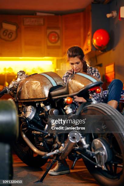 時尚復古愛好摩托車車庫。工作中的婦女 - vintage motorcycle 個照片及圖片檔