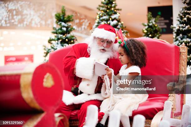 shopping christmas with family and santa claus at shopping mall - pai natal imagens e fotografias de stock