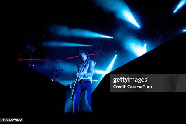 artista de rock tocando guitarra no palco - punk rock - fotografias e filmes do acervo