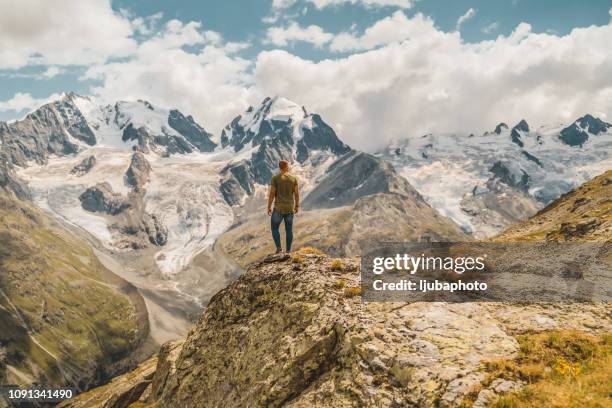 hij behandelt deze heuvels als een doorgewinterde wandelaar - engadin stockfoto's en -beelden