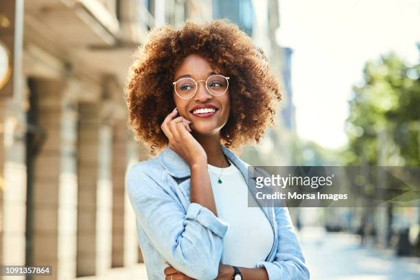 donna che usa lo smartphone sul marciapiede in città - happy people summer fashion foto e immagini stock