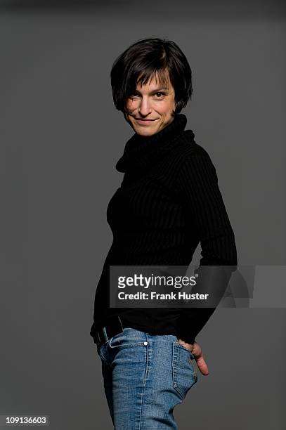 studio portrait of 33 years old caucasian woman - 30 34 years stock-fotos und bilder